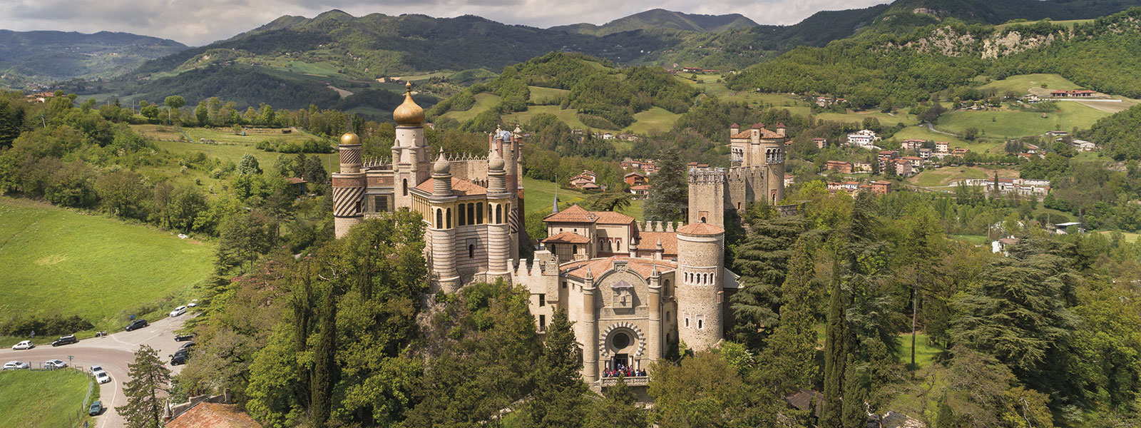 Rocchetta Mattei e borgo La Scola